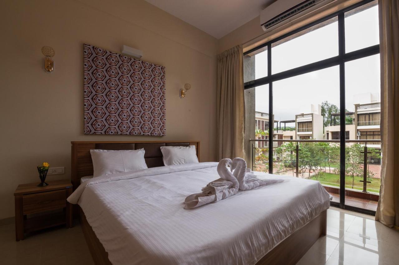 Stayvista'S Greenwoods Villa 10 - City-Center Villa With Private Pool, Terrace, Lift & Carrom Board โลนาวาลา ภายนอก รูปภาพ