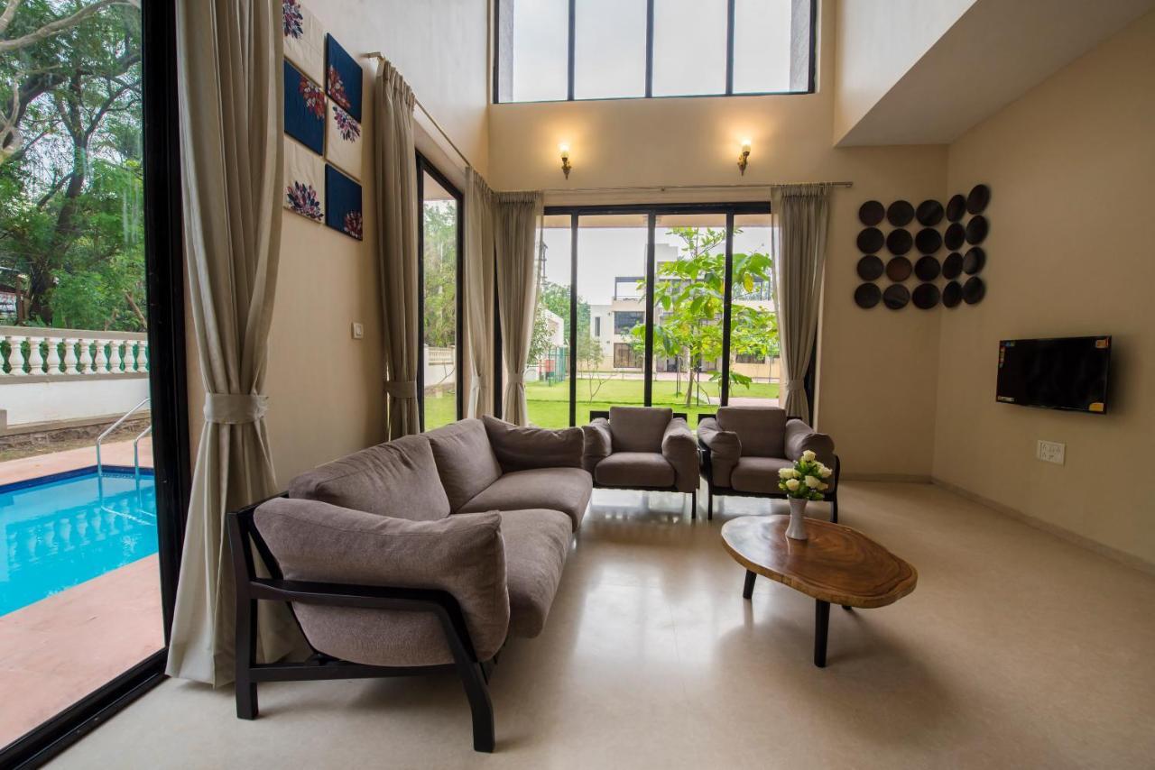 Stayvista'S Greenwoods Villa 10 - City-Center Villa With Private Pool, Terrace, Lift & Carrom Board โลนาวาลา ภายนอก รูปภาพ